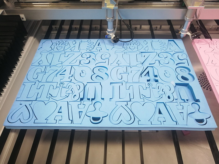 用于 EVA 泡沫托盤項目的振動刀切割機(jī)